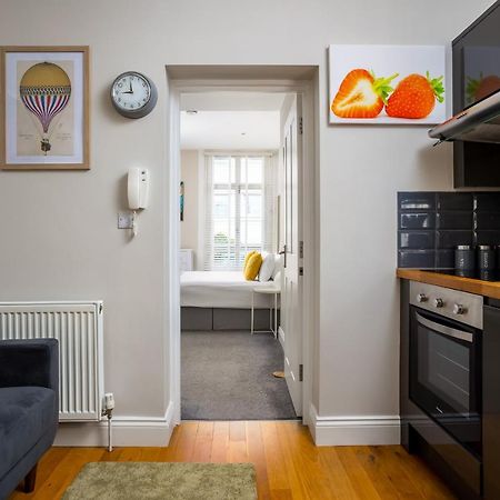 Contemporary Ground Floor Apartment - Town Centre With Parking! Τσέλτενχαμ Εξωτερικό φωτογραφία