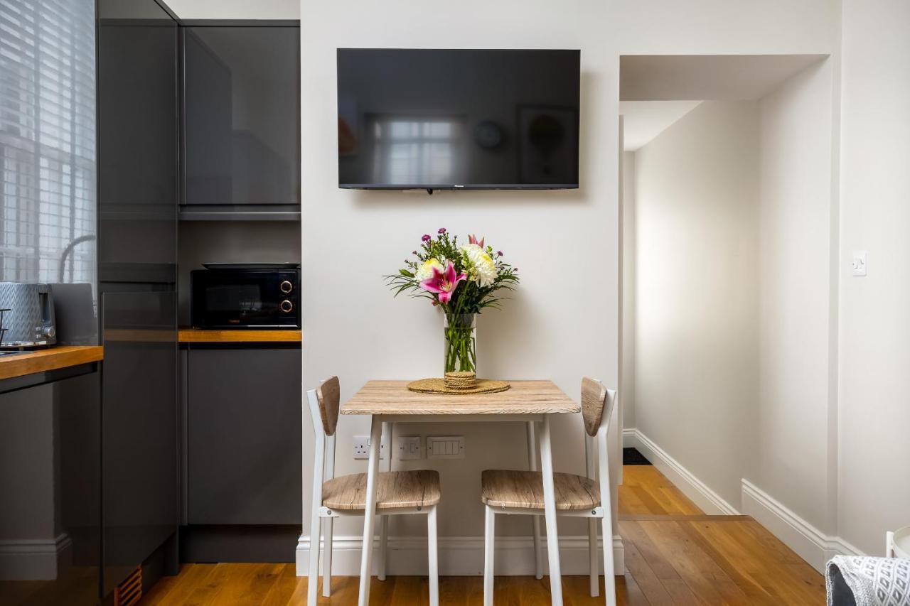 Contemporary Ground Floor Apartment - Town Centre With Parking! Τσέλτενχαμ Εξωτερικό φωτογραφία